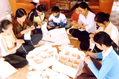 Học nghề thủ công đan, móc sợi xuất khẩu tại Đông Hưng (Thái Bình).